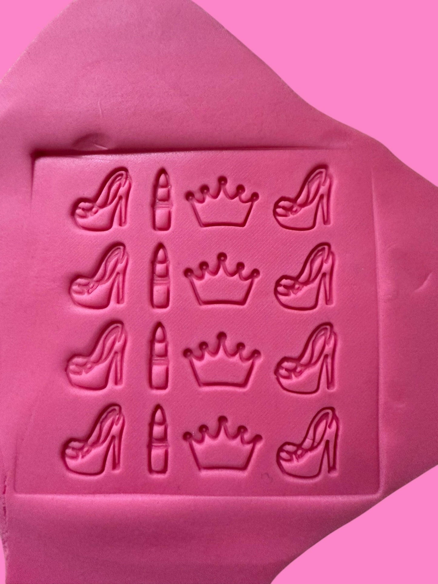 3D-Printed Textured Lady Items – Lipstick Crown Heels, 10 cm Square.