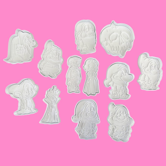 Snow White & The Sweet Seven – 12-Piece Fairy Tale Cookie Cutter Set (7cm+)