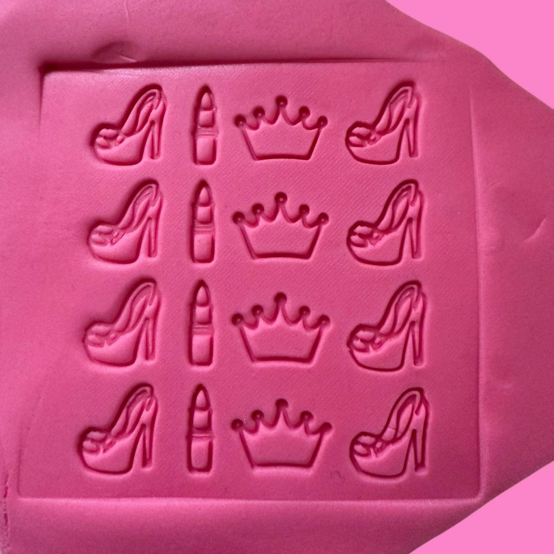3D-Printed Textured Lady Items – Lipstick Crown Heels, 10 cm Square.